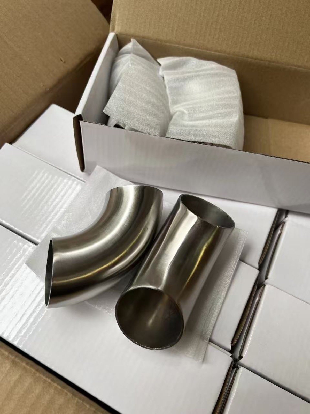 Welded pipe fittings